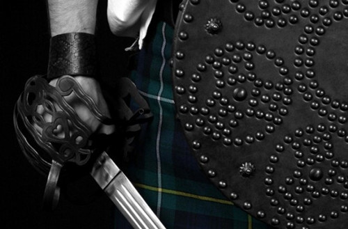 8. Thanh kiếm Wallace: Truyền thuyết kể rằng hiệp sĩ William Wallace đã sử dụng da người làm vỏ kiếm, chuôi kiếm và dây đai dùng để đeo gươm. Wallace đã sử dụng da khô của chỉ huy Scotland phụ trách ngân khố Hugh de Cressingham sau khi đánh bại người này trong trận chiến cầu Stirling. Hiện thanh kiếm này được trưng bày tại Đài tưởng niệm quốc gia Wallace. Nó đã được sửa chữa nhiều lần, không còn nguyên vẹn như ban đầu.