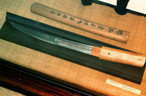 4. Thanh kiếm bị nguyền rủa Muramasas: Theo truyền thuyết, đây là một thanh kiếm cổ của người Nhật Bản và có sức hủy diệt ghê gớm. Do đó, các vị thần đã đưa ra yêu cầu, rằng, người nào sử dụng thanh kiếm buộc phải để nó thấm máu người. Nếu thanh kiếm Muramasas không được thỏa mãn “cơn khát máu” thì người đó sẽ bị giết hoặc phải tự tử. Có rất nhiều câu chuyện về những người sử dụng thanh kiếm Muramasas trở nên điên dại hay bị giết chết. Do đó, người ta cho rằng nó là vũ khí bị nguyền rủa.