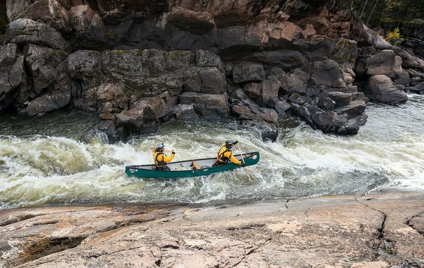 9. Pimachiowin Aki (Canada). Địa điểm này được mệnh danh là “Vùng đất mang lại sự sống” - là ngôi nhà truyền thống của bốn Cộng đồng quốc gia đầu tiên Anishinaabeg. Trong khu rừng với nhiều sông, hồ ở các tỉnh Manitoba và Ontario thì các loài như tuần lộc, chó sói, nai sừng tấm và các loài động vật hoang dã khác đều sinh sôi nảy nở, phát triển mạnh mẽ. Cộng đồng các quốc gia đầu tiên từ lâu đời đã có truyền thống văn hóa là “Giữ đất, giữ nước” - một hình thức quản lý có trách nhiệm bao gồm đánh bắt cá và săn bắn để duy trì sự cổ kính và không gian linh thiêng, đồng thời để tránh sự phát triển của thương mại.