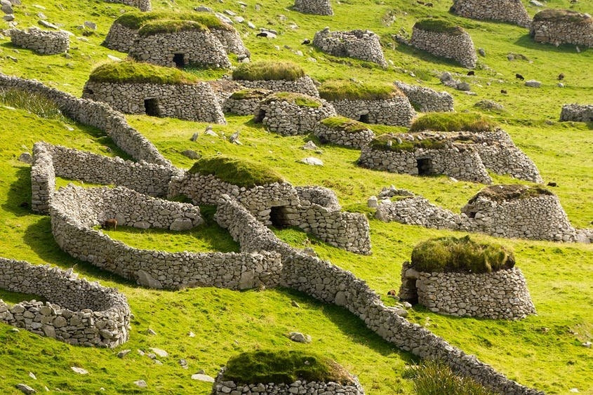 10. St. Kilda (Vương quốc Anh). Trong số gần ba mươi địa điểm của Vương quốc Anh được UNESCO công nhận thì St. Kilda là Di sản hỗn hợp (về văn hóa - tự nhiên) duy nhất và nó cũng là một trong những nơi xa xôi, hẻo lánh nhất. Tuy nhiên, quần đảo nhỏ ngoài khơi bờ biển phía tây của Scotland đã từng có dấu hiệu của con người sinh sống trong hàng nghìn năm nhưng hiện không có ai sống ở đó, ngoại trừ 1 triệu con chim biển và cừu hoang. Phong cảnh ở đó rất ấn tượng bởi đó là kết quả của sự hình thành các hòn đảo từ một ngọn núi lửa. Các vách đá trên biển của St. Kilda đã phải trải qua những con sóng cao nhất và những luồng gió mạnh nhất ở châu Âu.