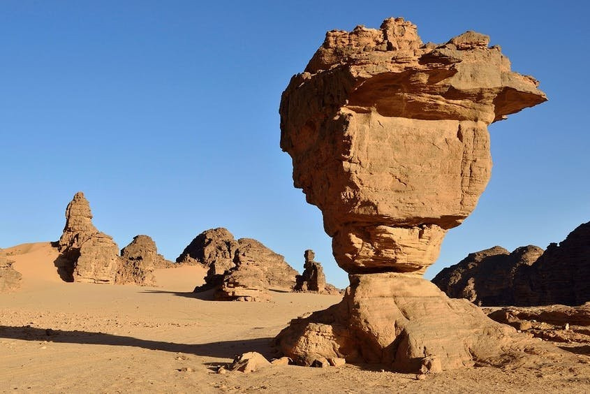 8. Tassili n'Ajjer (Algeria). Tại địa điểm này, thiên nhiên và văn hóa được hòa trộn một cách vô cùng sống động mang đến vẻ đẹp nghệ thuật hang động thời tiền sử được thể hiện qua những cột và những khung vòm bằng đá sa thạch bị xói mòn trong sa mạc. Các bản khắc và tranh vẽ đã được khám phá vào thế kỉ XX bao gồm cả hình ảnh của các loài động vật, chúng đã tồn tạo hơn 10.000 năm và cho thấy rằng các loài đó từ lâu đã bị tuyệt chủng, chẳng hạn như cá sấu và hà mã.