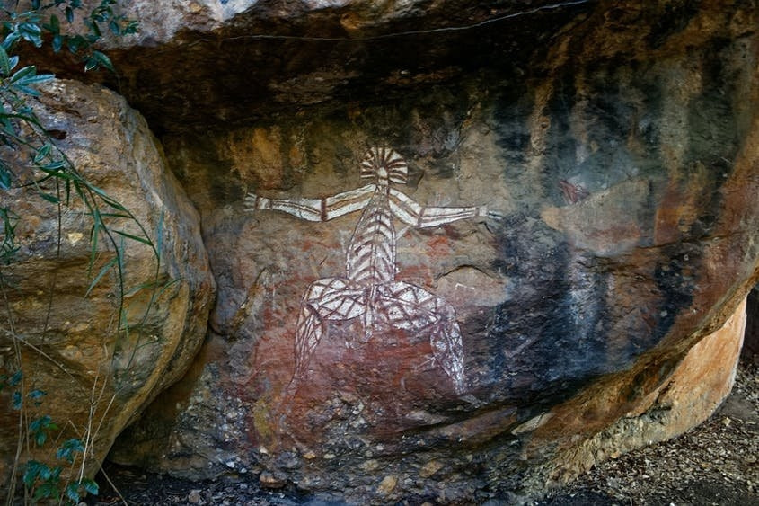 7. Vườn quốc gia Kakadu (Úc). Đây là Công viên quốc gia lớn nhất ở Úc năm trong dải lãnh thổ nhiệt đới phía Bắc, bao gồm có các phần của bốn hệ thống sông, thác nước, đầm lầy, vách đá dựng đứng và cao nguyên mà các phương tiện giao thông có có thể tiếp cận được. Thêm vào đó là hàng ngàn địa điểm nghệ thuật với các bức tranh được vẽ trên đá, hang động đã cho thấy rằng con người đã từng sống tại đây trong khoảng 40.000 năm (bao gồm cả thổ dân). Cá sấu, kangaroo và những con dơi cũng sống ở đây, cùng với một quần thể chim lớn và đa dạng đã làm cho địa điểm này trở thành một nơi lý tưởng để ngắm chim. Nổi bật là “Crocodile Dundee” với bể ngâm Gunlom đã thu hút nhiều du khách.