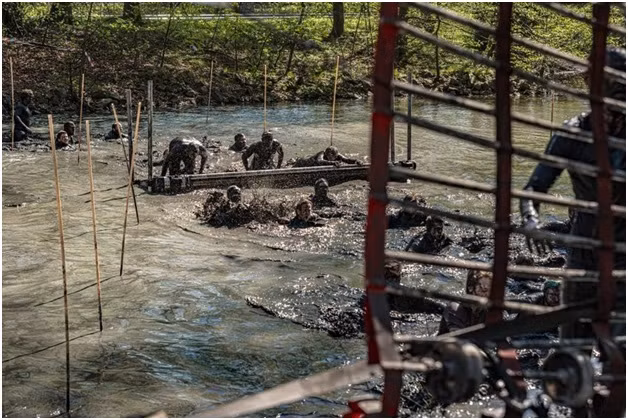 Bơi vượt chướng ngại vật: Vẫn là Olympic 1900, bơi vượt chướng ngại vật cũng là một môn khá kỳ lạ và được tổ chức trên sông Seine. VĐV tham gia sẽ phải trèo qua các chướng ngại vật là những cây cột và thuyền, sau đó bơi dưới các con thuyền với quãng đường dài 200m. VĐV người Úc Frederick Lane đã dành chiến thắng trước VĐV người Áo Otto Wahle với 2 giây cách biệt. 