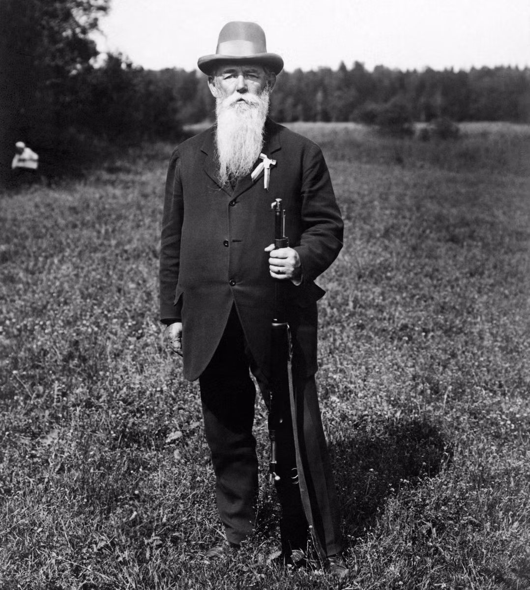 Màn biểu diễn đáng chú ý nhất tại cuộc thi Bắn nai đến từ VĐV người Thụy Điển Oscar Swahn. Lúc tham gia Olympic London 1908, ông đã 60 tuổi, đây cũng là lần đầu ông tham gia Olympic. Ông gây bất ngờ khi xuất sắc giành huy chương vàng tại cuộc thi này, trở thành VĐV cao tuổi nhất từng giành huy chương vàng Olympic. Vào kỳ Thế vận hội năm 1920, ông tiếp tục tham gia cuộc thi Bắn nai khi đã 72 tuổi và giành huy chương bạc. Cuộc thi được tổ chức vài lần tại một số kỳ Olympic rồi bị dừng lại.