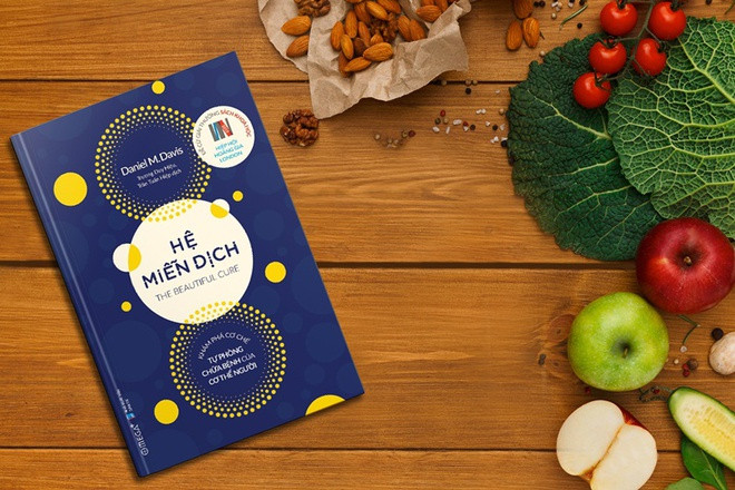 5. Nếu cơ thể là một chiến binh thì hệ miễn dịch chính là bộ áo giáp. Hệ miễn dịch bảo vệ chúng ta từng phút, từng giây trước mọi tác nhân có hại cả trong và ngoài cơ thể. Con người chỉ thực sự khỏe mạnh nếu như có một hệ miễn dịch vững chắc. Và tác phẩm Hệ miễn dịch của Daniel M. Davis không chỉ mang đến những kiến thức y khoa có giá trị mà còn cả những câu chuyện rất đời thường đầy cảm động. Ảnh: Đẹp.