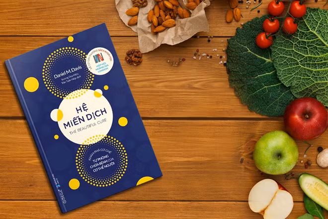 5. Nếu cơ thể là một chiến binh thì hệ miễn dịch chính là bộ áo giáp. Hệ miễn dịch bảo vệ chúng ta từng phút, từng giây trước mọi tác nhân có hại cả trong và ngoài cơ thể. Con người chỉ thực sự khỏe mạnh nếu như có một hệ miễn dịch vững chắc. Và tác phẩm Hệ miễn dịch của Daniel M. Davis không chỉ mang đến những kiến thức y khoa có giá trị mà còn cả những câu chuyện rất đời thường đầy cảm động. Ảnh: Đẹp.