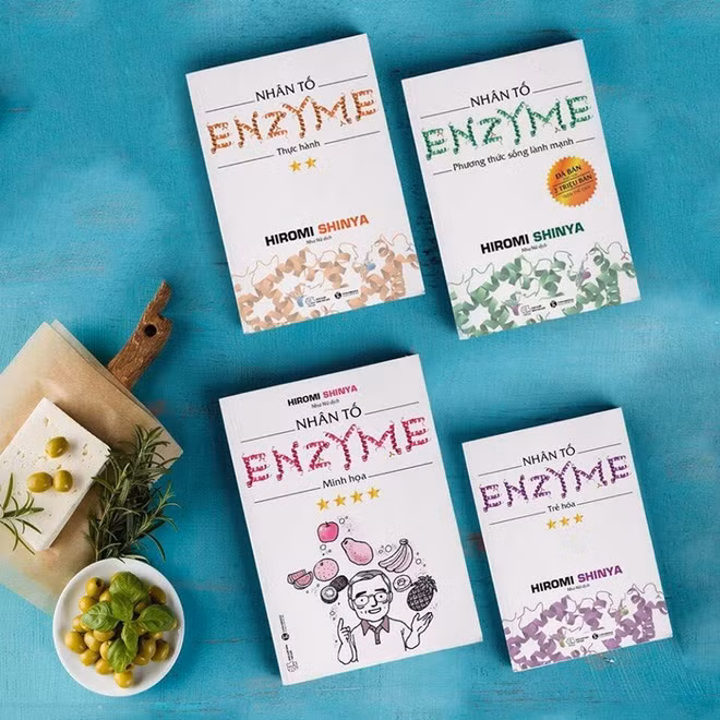 2. Bộ sách Nhân tố Enzyme là tác phẩm tập hợp nhiều kiến thức y học có giá trị cao trong việc áp dụng thực tế của tác giả Hiromi Shinya. Trong bộ sách này, tác giả trình bày nhiều phân tích chi tiết về tương quan giữa thói quen ăn uống, sinh hoạt đối với sức khỏe. Hiromi Shinya nhấn mạnh rằng muốn có một hệ miễn dịch tốt, nền tảng sức khỏe vững vàng, cần một lối sống và chế độ ăn uống phù hợp. Ảnh: Visosanh.