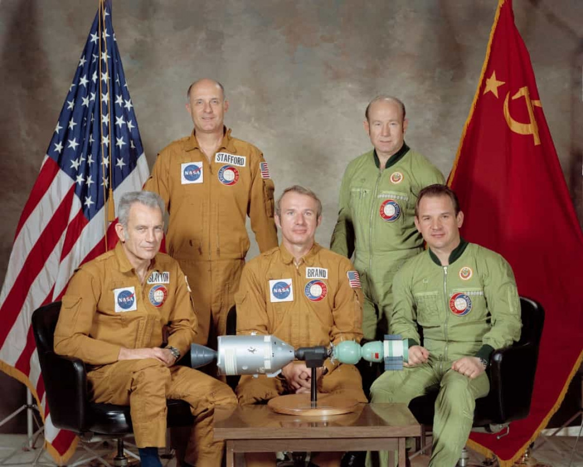 Rò rỉ khí gas trên tàu Apollo – Soyuz. Apollo – Soyuz là chương trình quốc tế đầu tiên sứ mệnh không gian, do Mỹ và Liên Xô cùng thực hiện vào tháng 7 năm 1975. Sứ mệnh đã rất thành công, tuy nhiên, một tai nạn đã xảy ra khi con tàu quay trở lại Trái đất. Có một vụ rò rỉ khí độc trong khoang tàu Apollo của Mỹ. Cả 3 phi hành gia đều bị ảnh hưởng nhưng đã được điều trị khỏi trong vòng vài tuần.