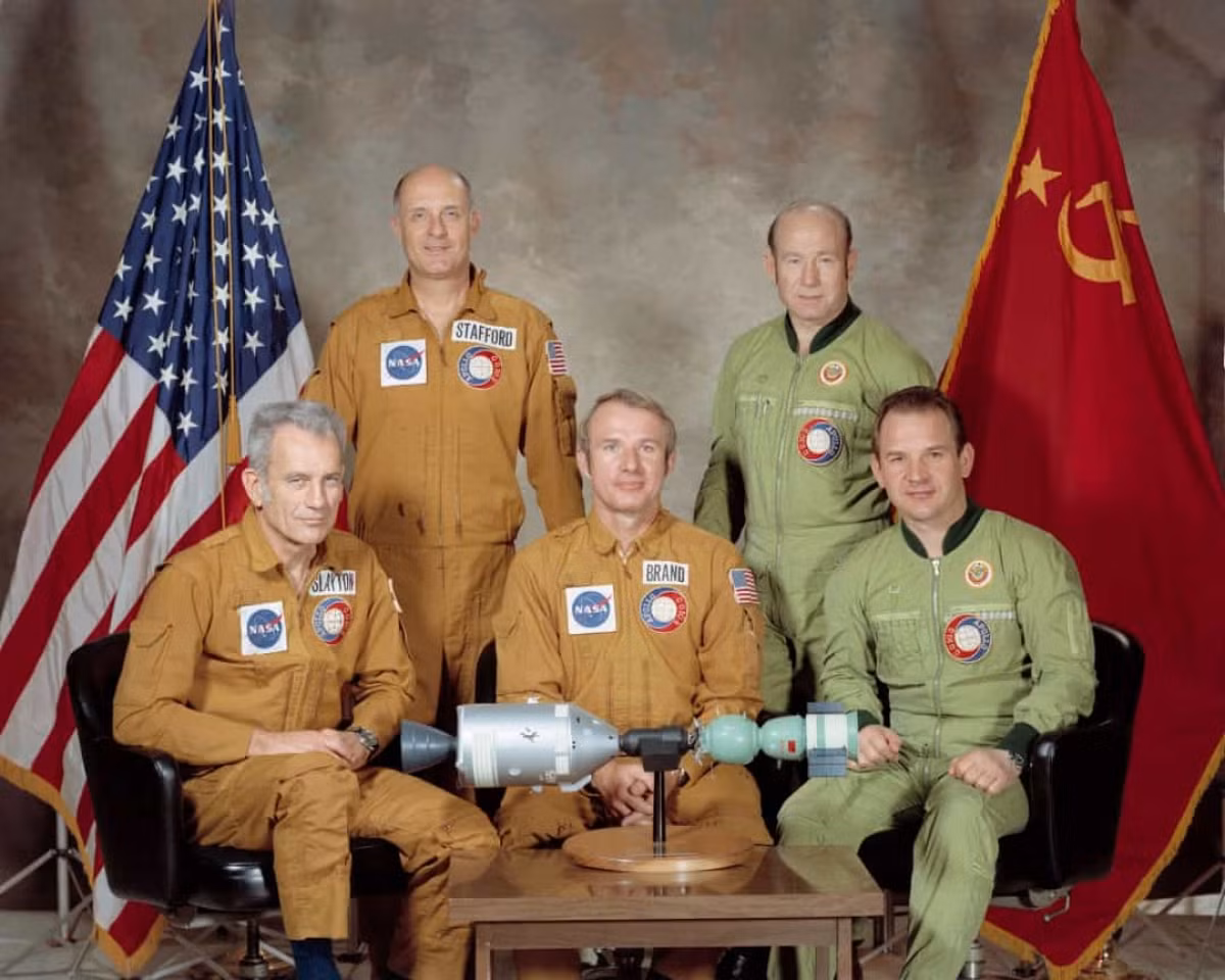 Rò rỉ khí gas trên tàu Apollo – Soyuz. Apollo – Soyuz là chương trình quốc tế đầu tiên sứ mệnh không gian, do Mỹ và Liên Xô cùng thực hiện vào tháng 7 năm 1975. Sứ mệnh đã rất thành công, tuy nhiên, một tai nạn đã xảy ra khi con tàu quay trở lại Trái đất. Có một vụ rò rỉ khí độc trong khoang tàu Apollo của Mỹ. Cả 3 phi hành gia đều bị ảnh hưởng nhưng đã được điều trị khỏi trong vòng vài tuần.