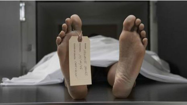 Theo những người già ở quê, hơi thở cuối cùng của người trước khi qua đời đầy chất độc, nếu người sống không may nhiễm phải mặt sẽ nhanh chóng bị sưng tấy, thực ra đây cũng là do nhiễm vi trùng.