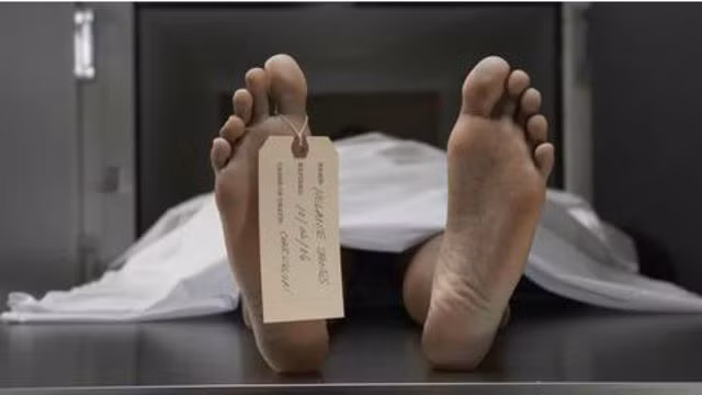 Theo những người già ở quê, hơi thở cuối cùng của người trước khi qua đời đầy chất độc, nếu người sống không may nhiễm phải mặt sẽ nhanh chóng bị sưng tấy, thực ra đây cũng là do nhiễm vi trùng.