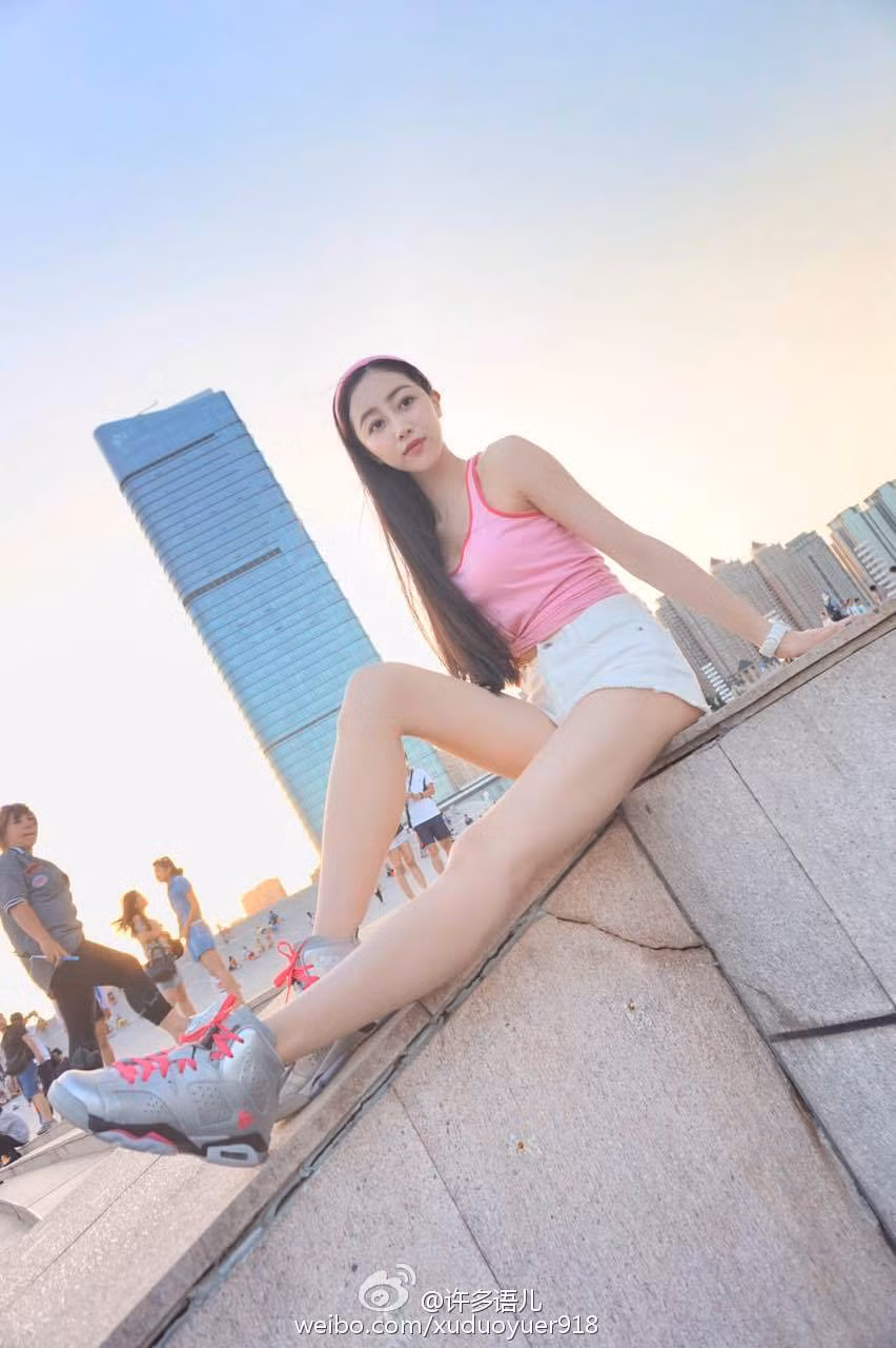 Sự chăm chỉ, kiên trì tập luyện và những thành quả quý giá gần như được thể hiện toàn bộ thông qua vóc dáng cực chuẩn, đôi chân thon dài của nữ giảng viên trẻ tuổi.