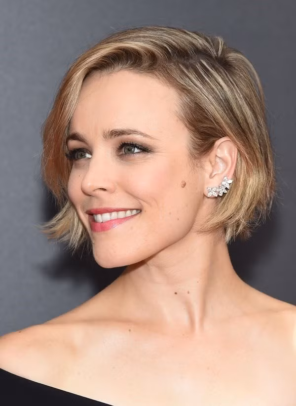 Tóc bob giống như của Rachel McAdams thu hút rất nhiều sự chú ý. Tóc bob đem lại vẻ hiện đại, sành điệu, thường là kiểu tóc đánh dấu một quyết tâm thay đổi cuộc đời của bạn, ví dụ như muốn thử nghiệm một công việc mới, hay thay đổi chỗ ở mới. Bạn chắc chắn phải giao phó ý tưởng này cho một stylist tại các salon uy tín, nếu không thì bạn dễ có một kiểu đầu “nấm đông cô".