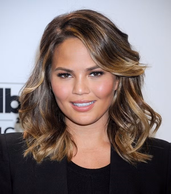 Bạn có thể áp dụng kiểu cắt này cho mọi độ dài, chỉ cần có thật nhiều lọn tóc được tỉa hướng ra phía ngoài, giúp tạo thêm vẻ tự do và gợi cảm. Tuy nhiên, bạn sẽ thường xuyên phải dùng đến máy làm xoăn để uốn xoăn theo chiều từ trong ra ngoài để tăng thêm vẻ bồng bềnh, nhấn rõ vào các lớp tóc khác nhau, có thể sẽ phải dùng thêm keo xịt.