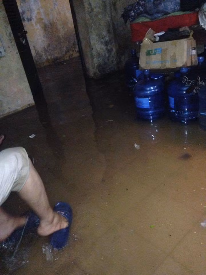 Giữa căn phòng chật chội, nhiều đồ đạc của sinh viên, việc nước dâng cao khiến chủ phòng lâm vào tình trạng luống cuống, không thu dọn kịp đồ đạc để tránh bị ướt. Việc đi lại, di chuyển, bảo vệ đồ đạc, an toàn về điện cũng gặp nhiều khó khăn.