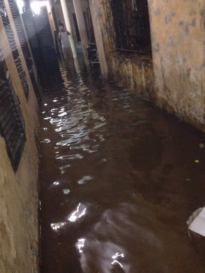 Kí túc xá trường Đại học Giao thông vận tải được cho là nơi kinh hoàng nhất khi nước ngập cao gần ngang giường sinh viên ở tầng 1, chưa kể nước dâng cao kèm theo bùn đất, rác thải khiến sinh viên vô cùng khổ sở.