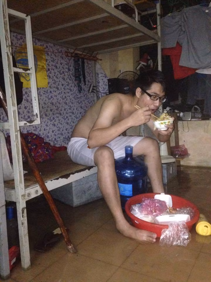 Nhiều khu vực thuộc quận Đống Đa, Cầu Giấy, Hoàn Kiếm chìm trong biển nước trắng xóa, trên đường xe chết máy hàng loạt, nhiều khu nhà trọ, kí túc xá sinh viên cũng ở trong cảnh “nước ngập ngang giường nằm”.