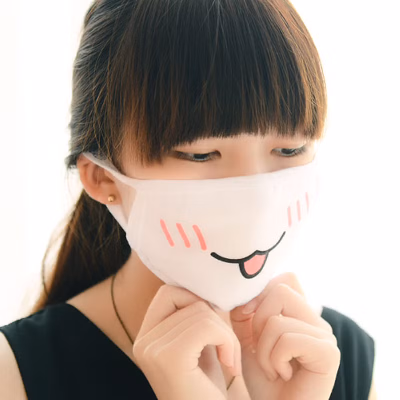 Phong cách “kute giấu mặt” được các nữ sinh Nhật Bản khơi mào dựa trên những chiếc khẩu trang y tế siêu độc đáo ở đất nước này. Khẩu trang là vật dụng không thể thiếu, rất quan trọng với đời sống người dân Nhật hàng ngày và các bạn trẻ đã biết cách biến tấu để món đồ này không còn đơn điệu, gây khó chịu khi sử dụng quá nhiều. 