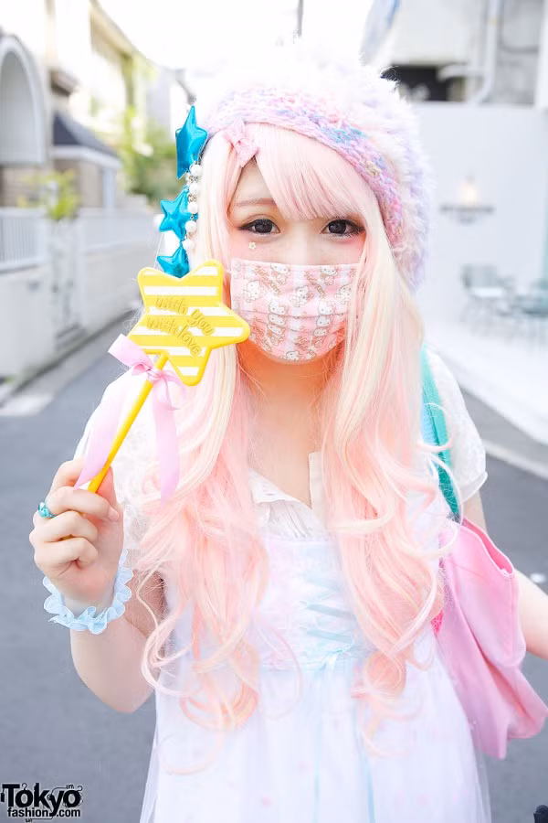 Các coser cũng rất chuộng phong cách mới này. Chiếc khẩu trang in hình vẽ trở thành món phụ kiện tăng thêm sự ấn tượng cho tổng thể cả bộ đồ cosplay, đồng thời cũng tạo cho họ sự bí ẩn cần thiết để gây tò mò cho người khác.