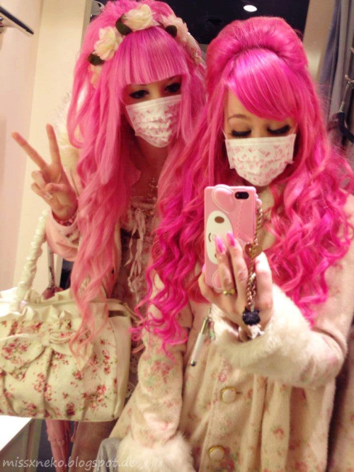 Để tăng thêm ấn tượng khi đeo những chiếc khẩu trang này, các teen girl xinh đẹp thường trang điểm, đánh phấn mắt, làm lông mi của mình nổi bật, hấp dẫn hơn. Nửa mặt phía dưới bị che lại sẽ khiến người đối diện tập trung nhìn vào đôi mắt của họ nhiều hơn nên đây cũng giống như một cơ hội để các cô gái trẻ khoe được vẻ đẹp cửa sổ của tâm hồn. 