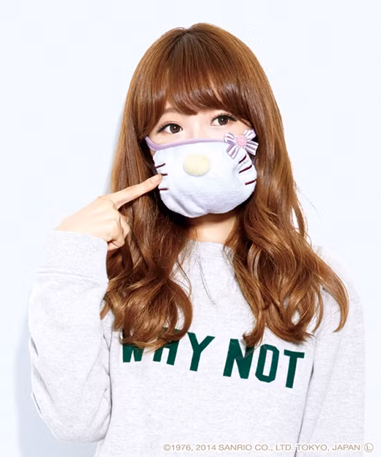 Không chỉ vẽ hình lên khẩu trang trắng, đen thông thường, nhiều teen girl ở Nhật Bản nay còn “chịu chơi” đặt làm những chiếc khẩu trang với kiểu dáng, họa tiết cực “dị” hoặc cực đáng yêu.