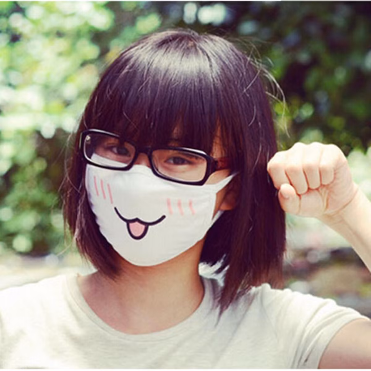 Cụ thể, các cô gái trẻ sẽ tìm cách để lại một hình vẽ dễ thương trên chiếc khẩu trang y tế màu trắng thông thường. Phong trào với độ dễ thương cực cao nhanh chóng được hưởng ứng và lan tỏa ra tới cộng đồng teen châu Á.