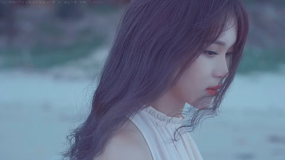 Được biết ngoài diễn xuất, Phương TiTi còn có năng khiếu vũ đạo và dẫn chương trình. Cô nữ sinh hàng không cá tính từng làm trưởng ban tổ chức một số sân chơi trường THPT Nguyễn Thị Minh Khai, TP HCM trong nhiều năm.