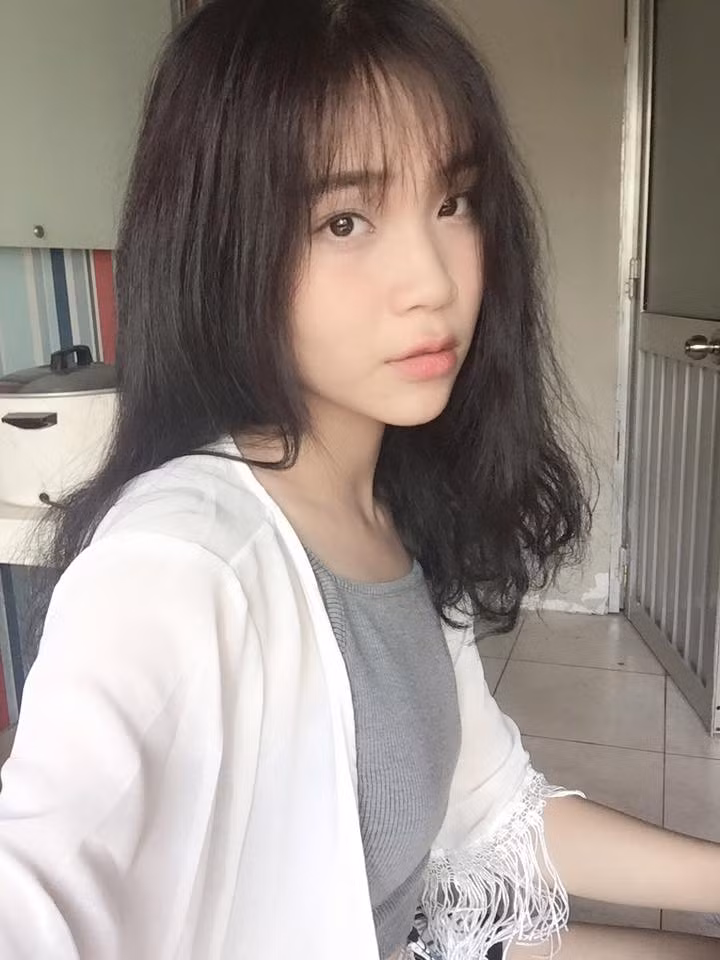 Giới trẻ Sài thành đã khá quen với Lê Hoàng Minh Phương – Phương TiTi, sinh năm 1994 đang là nữ sinh Học viện Hàng không khoa Quản trị Kinh doanh. Là một nữ sinh hàng không xinh đẹp nhưng Phương TiTi lại được biết đến nhiều qua một vài vai diễn trong phim dành cho giới trẻ.