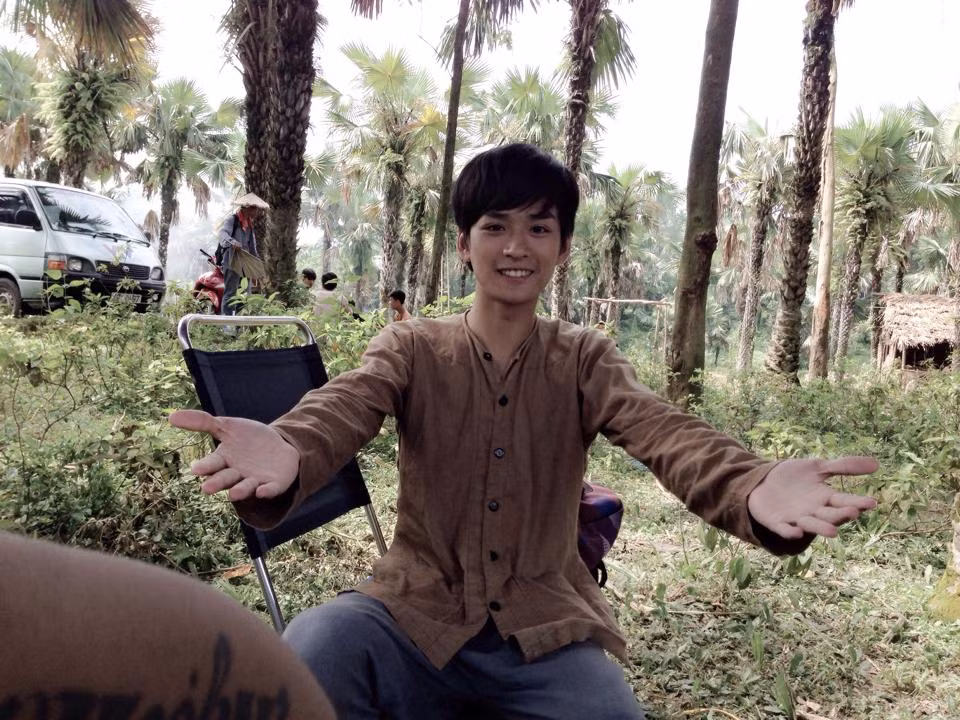 Với sự nỗ lực, cố gắng không ngừng nghỉ, chàng nam sinh đẹp trai của trường điện ảnh cũng được đền đáp bằng những vai diễn trong phim của một số đạo diễn trẻ. Chàng nam sinh 9X đẹp trai Tuấn Nghĩa từng thủ một vai trong phim “Ánh sáng trước mặt” với bối cảnh đặc biệt, Tuấn Nghĩa phải tự làm mình xấu và “quê” hơn để phù hợp với vai diễn.