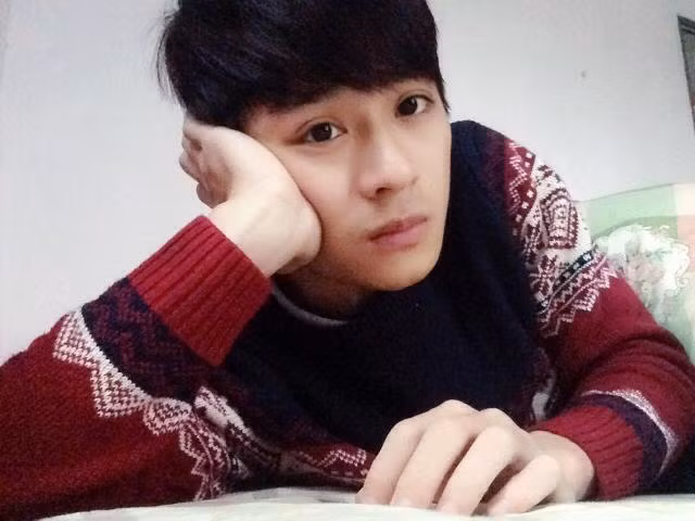 Bạn bè rất thường xuyên khen ngợi vẻ bảnh trai, nét đẹp thư sinh của Tuấn Nghĩa. Anh chàng có đôi mắt đượm buồn, phong thái rất nam tính và trên hết khuôn mặt đẹp trai dễ gây ấn tượng với người đối diện. Nhiều người còn so sánh chàng sinh viên trường điện ảnh này với tài tử đang rất được quan tâm trong bộ phim Hoa Thiên Cốt – Hoắc Kiến Hoa.