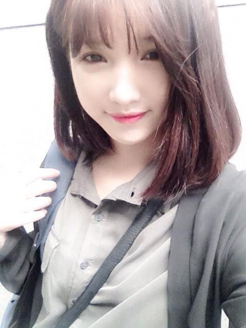 Khi không lên ảnh Mỹ Dung cũng có phong cách rất hiện đại, trẻ trung và vẻ bề ngoài phù hợp với cá tính nhu mì, hiền lành.