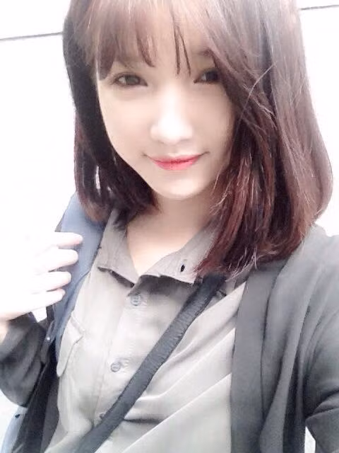 Khi không lên ảnh Mỹ Dung cũng có phong cách rất hiện đại, trẻ trung và vẻ bề ngoài phù hợp với cá tính nhu mì, hiền lành.