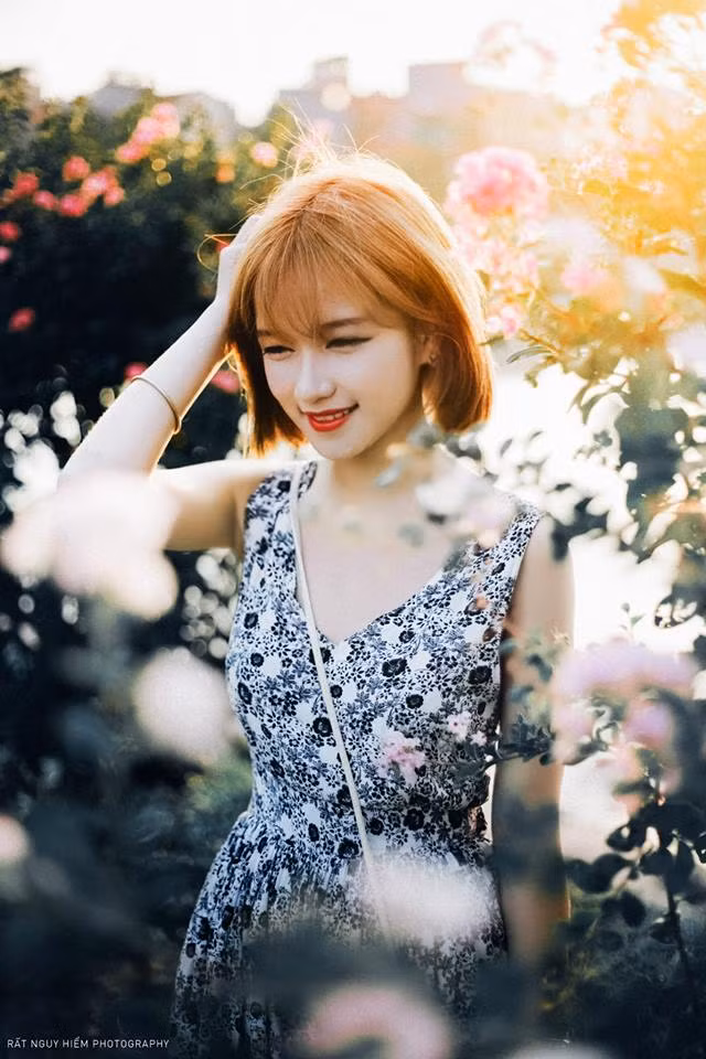 Dù là một nữ sinh sư phạm nhưng Mỹ Dung lại có năng khiếu diễn xuất, cộng thêm lợi thế về ngoại hình xinh xắn, nổi bật nên cô nàng cũng rất thích công việc của một người mẫu ảnh.