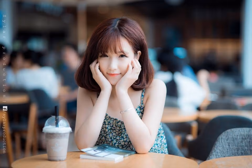 Trên hết, nụ cười và khuôn mặt xinh xắn của cô nữ sinh sư phạm năm nhất mang về rất nhiều lời khen ngợi. Trẻ trung và cá tính, Mỹ Dung nhận biết rõ thế mạnh của mình và sử dụng tốt nó trong rất nhiều công việc hay niềm đam mê của bản thân.