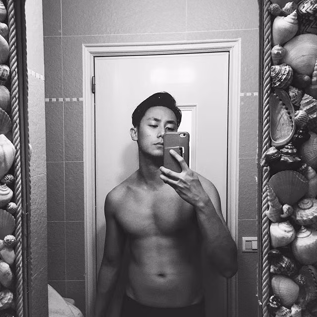 Anh chàng đẹp trai người Việt được biết đến lần đầu tiên trong vai trò là VJ của một chương trình truyền hình âm nhạc nổi tiếng, tham gia một số cuộc thi thời trang và làm đạo diễn trong một MV của ca sĩ Văn Mai Hương.