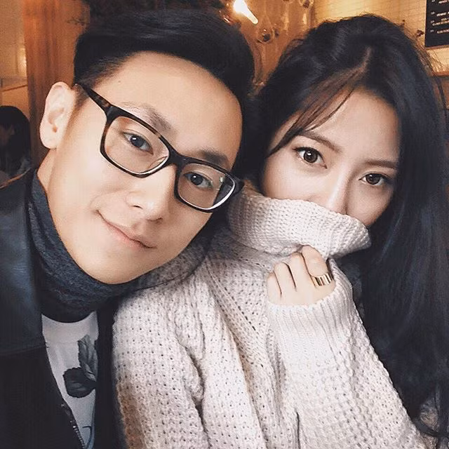 Rocker Nguyễn “đốn tim” nhiều fan nữ khi sở hữu vẻ đẹp thiên thần, phong cách ăn mặc đẹp, sự vui tính và giọng hát hay. Tuy nhiên, sau khi anh chàng này khoe cô bạn người Trung Quốc xinh như mộng cùng câu chuyện tình rất đáng yêu… không ít cô gái trẻ đã thở dài vì thấy bản thân đã không còn cơ hội.