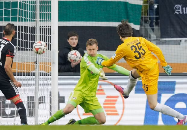 Nhưng rất may, vào phút bù giờ cuối cùng của trận đấu, một quả đá phạt góc của đội của nhà đã bị phá ra dễ dàng, bóng lại được tạt vào trong, tình huống diễn ra hết sức lộn xộn. Marwin Hitz đang đứng trước vòng cấm, trước mặt là rất đông những cầu thủ của hai đội, nhưng anh đã như một con sóc tinh ranh len lỏi vào giữa 5 cầu thủ phòng ngự đội bạn để đón lấy bóng và sút mạnh tung lưới thủ thành trẻ Leno.