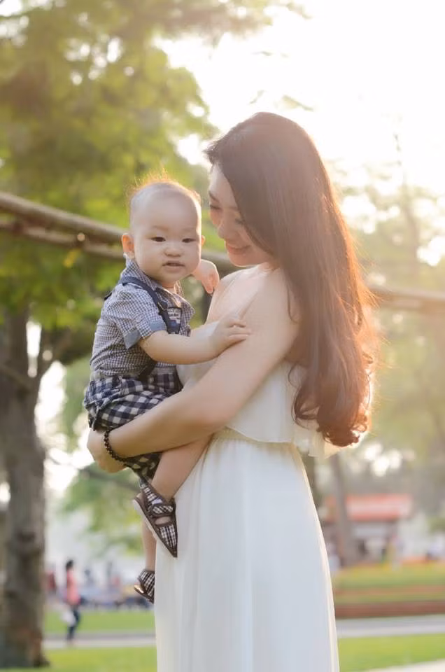 So sánh khuôn mặt của cô Tâm Anh và con gái cô, có thể thấy hai mẹ con có rất nhiều nét giống nhau. Thanh Tâm dù còn rất trẻ nhưng do đã sinh con một lần nên sở hữu khuôn mặt già dặn hơn tuổi thật nhưng vẻ quyến rũ của cô vẫn đủ khiến người người bị hấp dẫn.