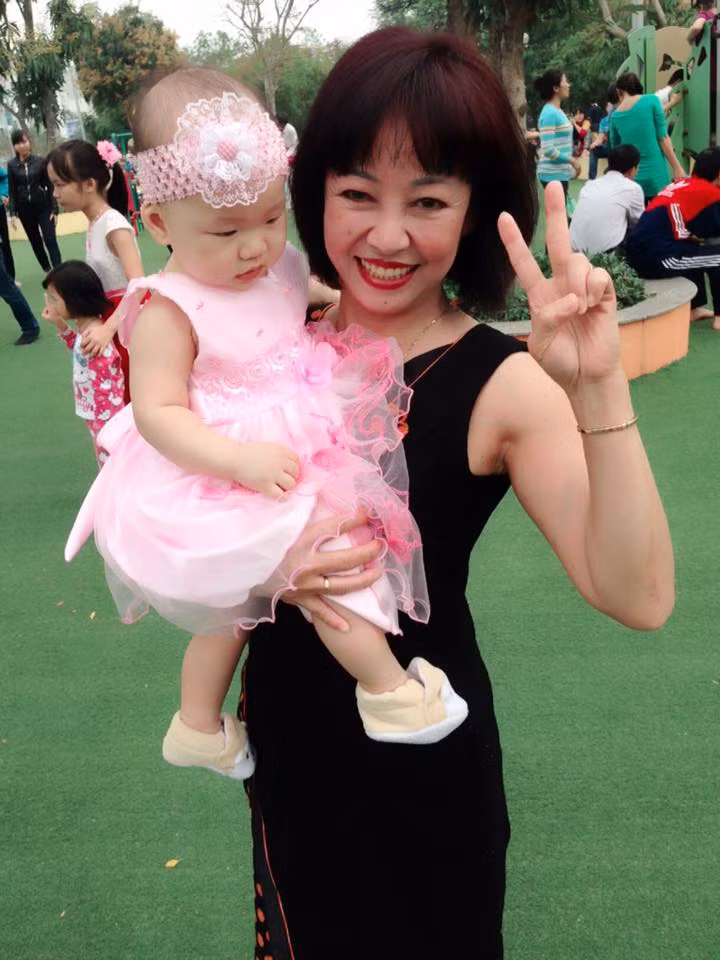 Bức ảnh bà ngoại trẻ nhất Thủ đô được lan truyền và nữ nhân vật chính cũng nhanh chóng được dân mạng tìm ra các thông tin. Người đẹp trung niên trong ảnh là cô Phạm Tâm Anh, năm nay đã 55 tuổi hiện đang sinh sống ở Hà Nội.