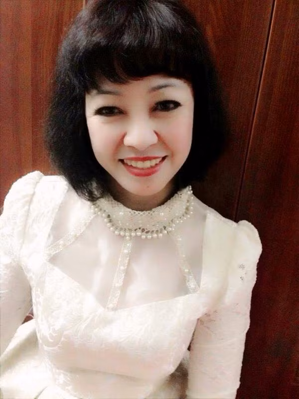 Cô Tâm Anh đang công tác trong ngày Nghệ thuật Quân đội với vai trò ca sĩ. Bức ảnh của cô Tâm Anh do con gái của cô chụp và chia sẻ lên trang cá nhân và bất ngờ được lan truyền đến nhiều fanpage nổi tiếng.