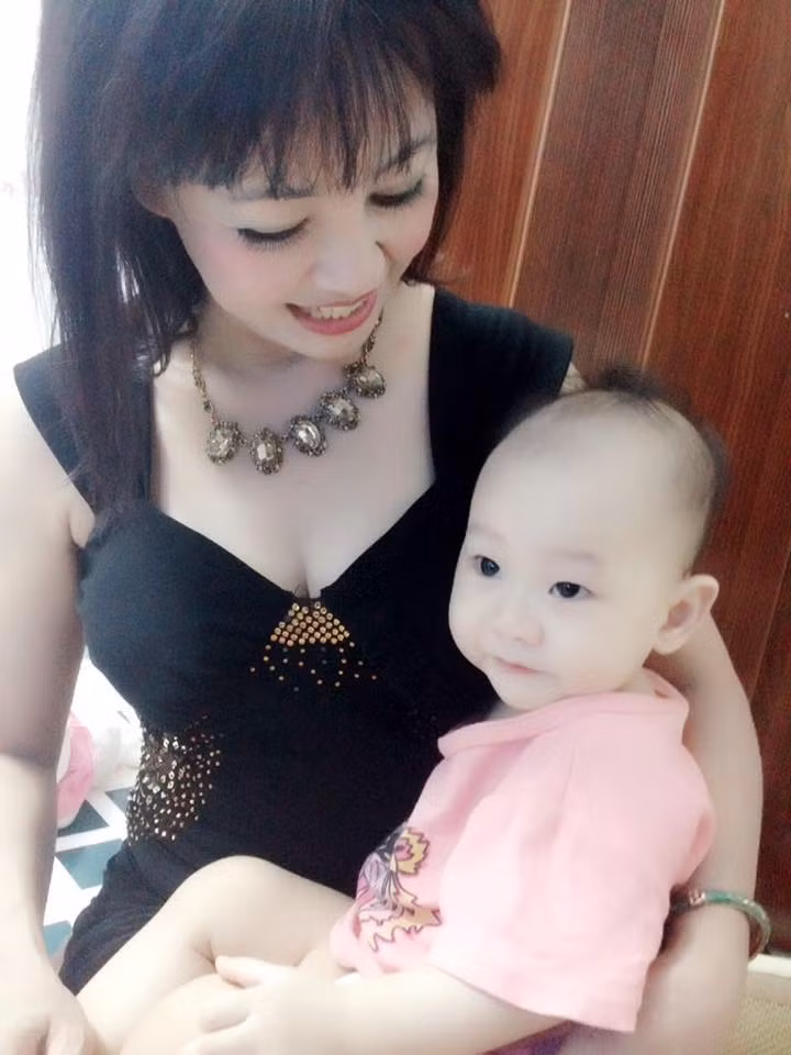 Nữ nhân vật trong bức ảnh gây sốt được giới thiệu là bà ngoại của một đứa trẻ 13 tháng tuổi. Trong ảnh, bà ngoại ôm đứa cháu của mình khoe làn da trắng trẻo, khuôn mặt hồng hào, nhiều đường nét xinh đẹp và được dân mạng đặt cho biệt danh “ Bà ngoại trẻ nhất Thủ đô”.