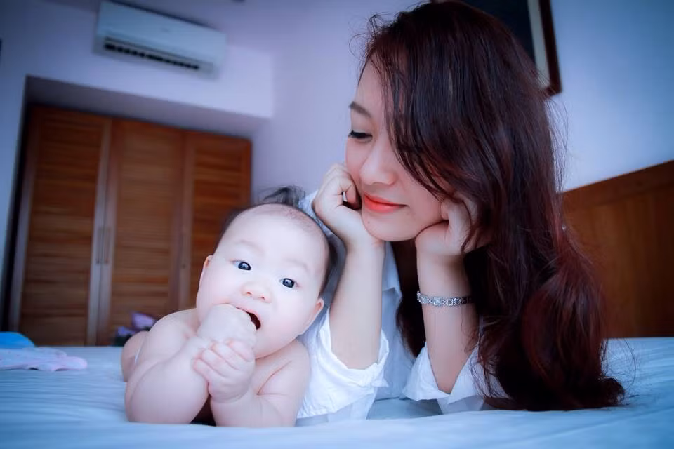 Ngoài quan tâm đến bà ngoại 55 tuổi xinh đẹp, dân mạng còn tình cờ phát hiện ra con gái ruột của cô Tâm Anh cũng là một mỹ nhân dù cô cũng mới đón đứa con đầu lòng cách đây hơn một năm.