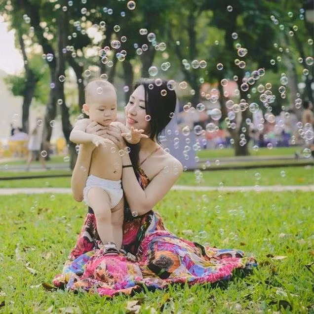 Thanh Tâm xác nhận cô là người chụp bức ảnh hai bà cháu vui vẻ bên nhau và cũng thú thực là bức ảnh đó đã chạy qua một vài ứng dụng xử lý trên điện thoại. Điều này lý giải vì sao cô Tâm Anh trong ảnh của con gái chụp lại có nước da trắng hồng, căng mịn đến bất ngờ.