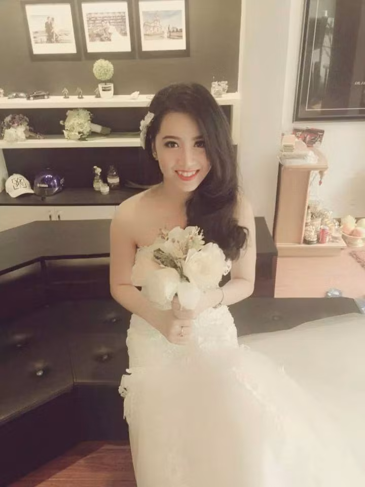 9X Quảng Ninh xinh đẹp đang là nữ sinh trường Đại học Thành Đô. Cô cho biết, bức ảnh gây sốt mạng là chụp cùng với bà trẻ của mình, không phải là bà ngoại như nhiều dân mạng đồn đoán. Năm nay bà đã bước sang tuổi 82 rất yêu và chiều chuộng cô cháu gái.