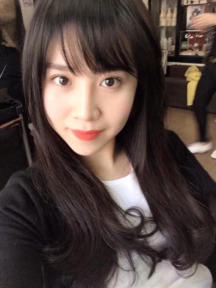 Quan tâm đến hai bà cháu trong bức ảnh gây sốt, nhiều dân mạng đã cố gắng tìm ra thông tin, trang cá nhân của cô cháu gái. Theo tìm hiểu, cô gái trong bức ảnh này tên thật là Nguyễn Thu Thảo, sinh năm 1992, hiện sinh sống và học tập tại Hạ Long, Quảng Ninh.