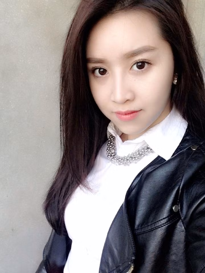 Ngắm hình ảnh xinh đẹp, phong cách hiện đại cô gái Quảng Ninh có bà trẻ hơn tuổi.