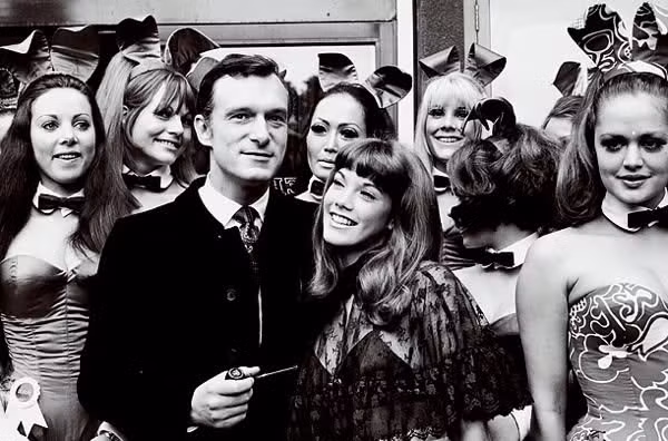 Tuy cởi mở trong vấn đề tình dục nhưng Hugh Hefner tiết lộ phải đến tuổi 22, ông mới không còn là trai tân. Ảnh: Getty.