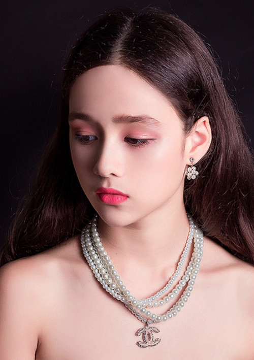 Emily sinh năm 2001, hiện đang là học sinh trường THCS Đoàn Thị Điểm, Hà Nội. Mới 13 tuổi nhưng do mang trong mình dòng máu của người phương Tây nên Emily hiện đã cao đến 1m73, chiều cao ăn đứt nhiều hot girl Việt, thậm chí nhiều người đàn ông cũng không chạm tới.