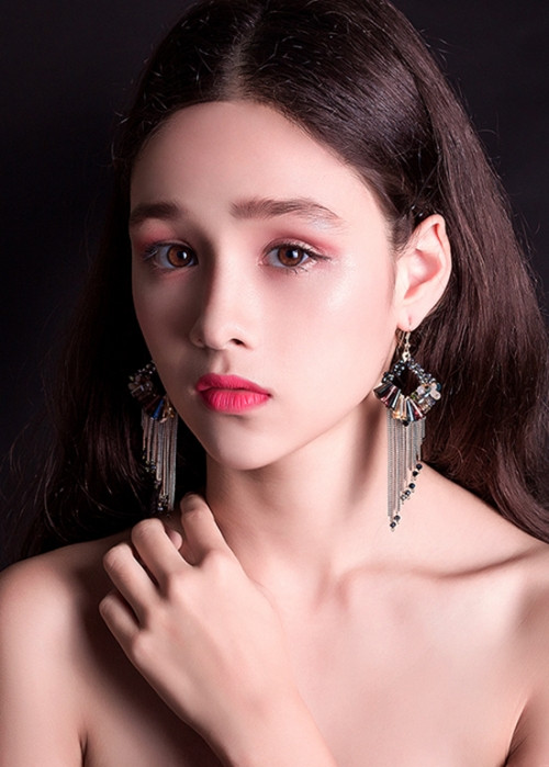 Được biết, Emily đã được mẹ ủng hộ theo nghiệp người mẫu và cho đầu quân vào công ty của Hạ Vy. Dù mới học cấp hai nhưng với quá nhiều tiềm năng, lợi thế cực cao về ngoại hình, việc cân đối tốt thời gian để đi học văn hóa và học làm người mẫu… sẽ mở ra một tương lai rất sáng cho Emily.