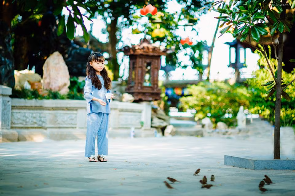 Bộ ảnh ra mắt đúng vào những ngày lễ Vu Lan với ý nghĩa thể hiện tấm lòng thơm thảo của những đứa con. Những ngày này, lòng người luôn hướng về gia đình, về bố mẹ thân yêu và nó càng được thể hiện rõ hơn trong khung cảnh thanh tịnh nơi cửa Phật.